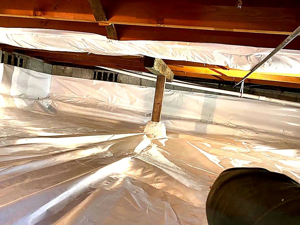 Vapor barrier sealed against the crawl space stem wall